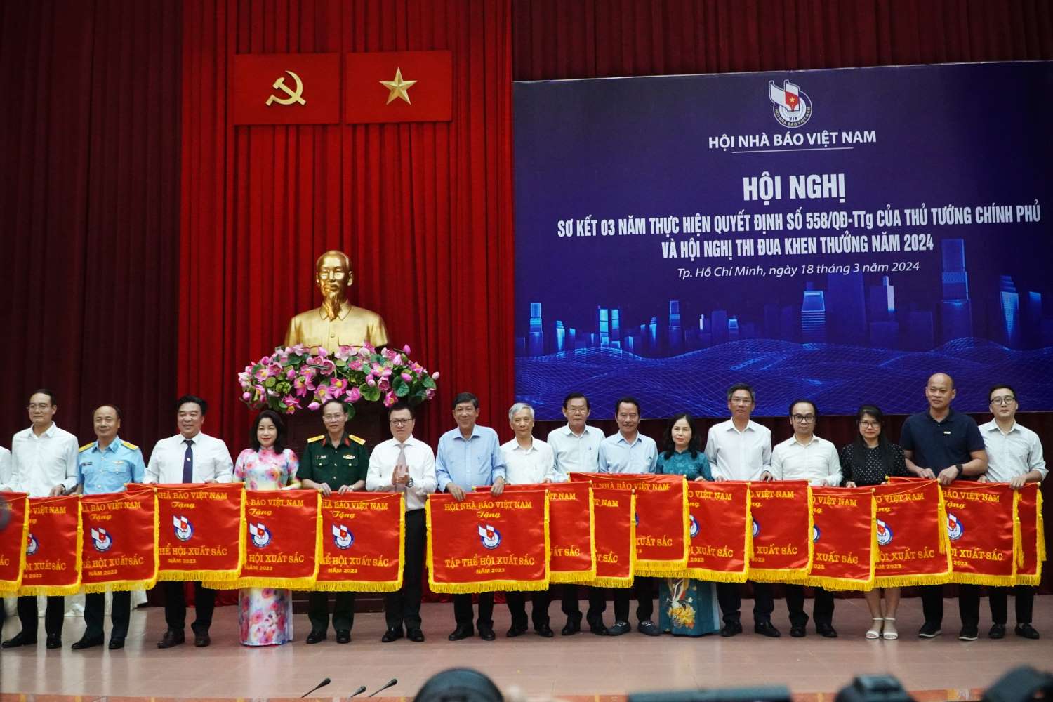 Đại diện Chi hội Nhà báo Báo Lao Động (thứ 2, từ phải qua) nhận Cờ thi đua xuất sắc. Ảnh: Minh Quân