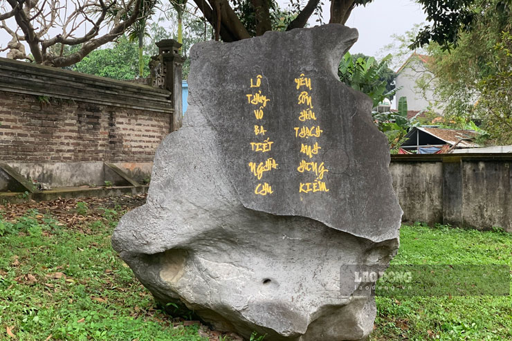 Bên phải cổng ngoài đền là tấm đá có khắc 2 câu đối về vị anh hùng dân tộc này.