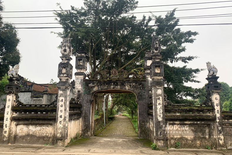 Lối vào đền thờ thầy giáo Đỗ Khắc Chung.