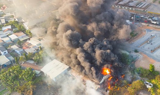 Hiện trường vụ cháy cột khói bốc cao hàng chục mét ở TP Biên Hoà. Ảnh: CTV
