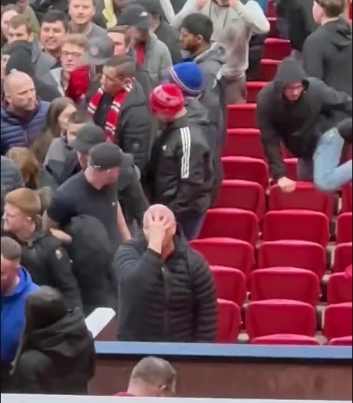 Hình ảnh một cổ động viên Man United lấy hình ảnh thảm hoạ để chế nhạo đối phương. Ảnh: Cắt từ video