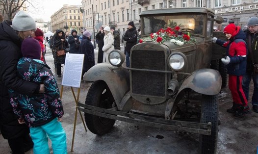 Người dân tham quan triển lãm kỷ niệm 80 năm dỡ bỏ lệnh phong tỏa Leningrad ở St. Petersburg, Nga, ngày 28.1.2024. Ảnh: Xinhua