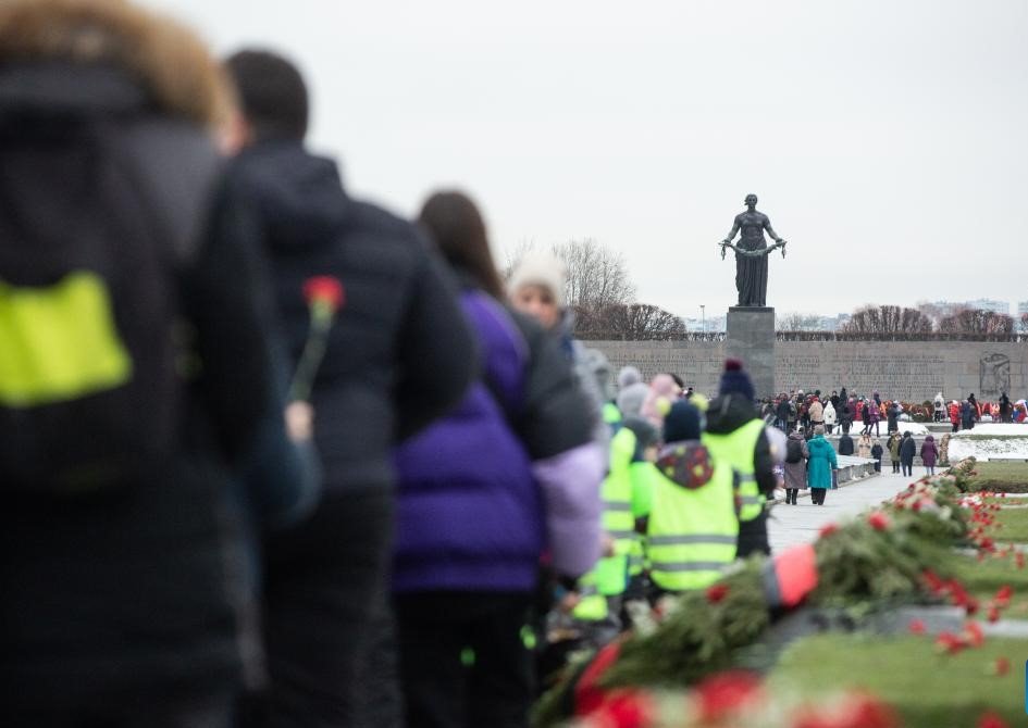 Người dân xếp hàng đặt hoa tưởng niệm ở St. Petersburg, Nga, ngày 27.1.2023, nhân kỷ niệm 79 năm chấm dứt cuộc bao vây Leningrad của Đức Quốc xã trong Thế chiến thứ hai. Ảnh: Xinhua
