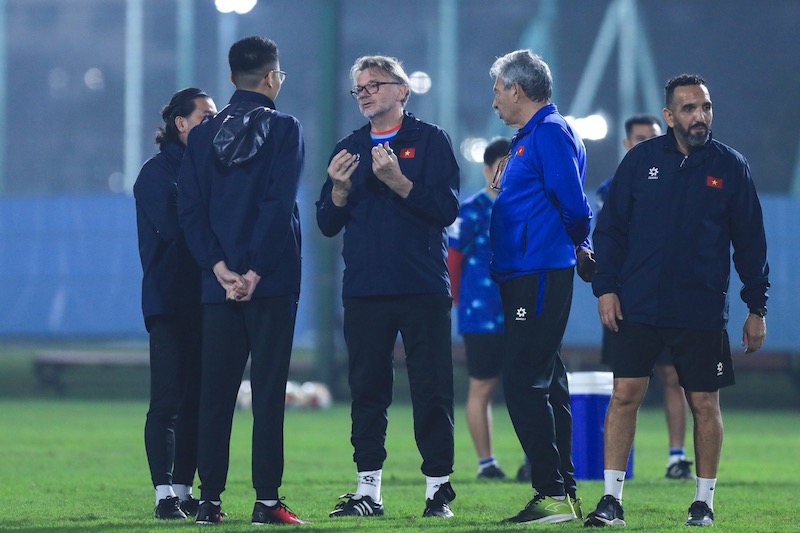 Huấn luyện viên Troussier liên tục thay đổi quyết định sau những chấn thương ở đội tuyển Việt Nam. Ảnh: Minh Dân