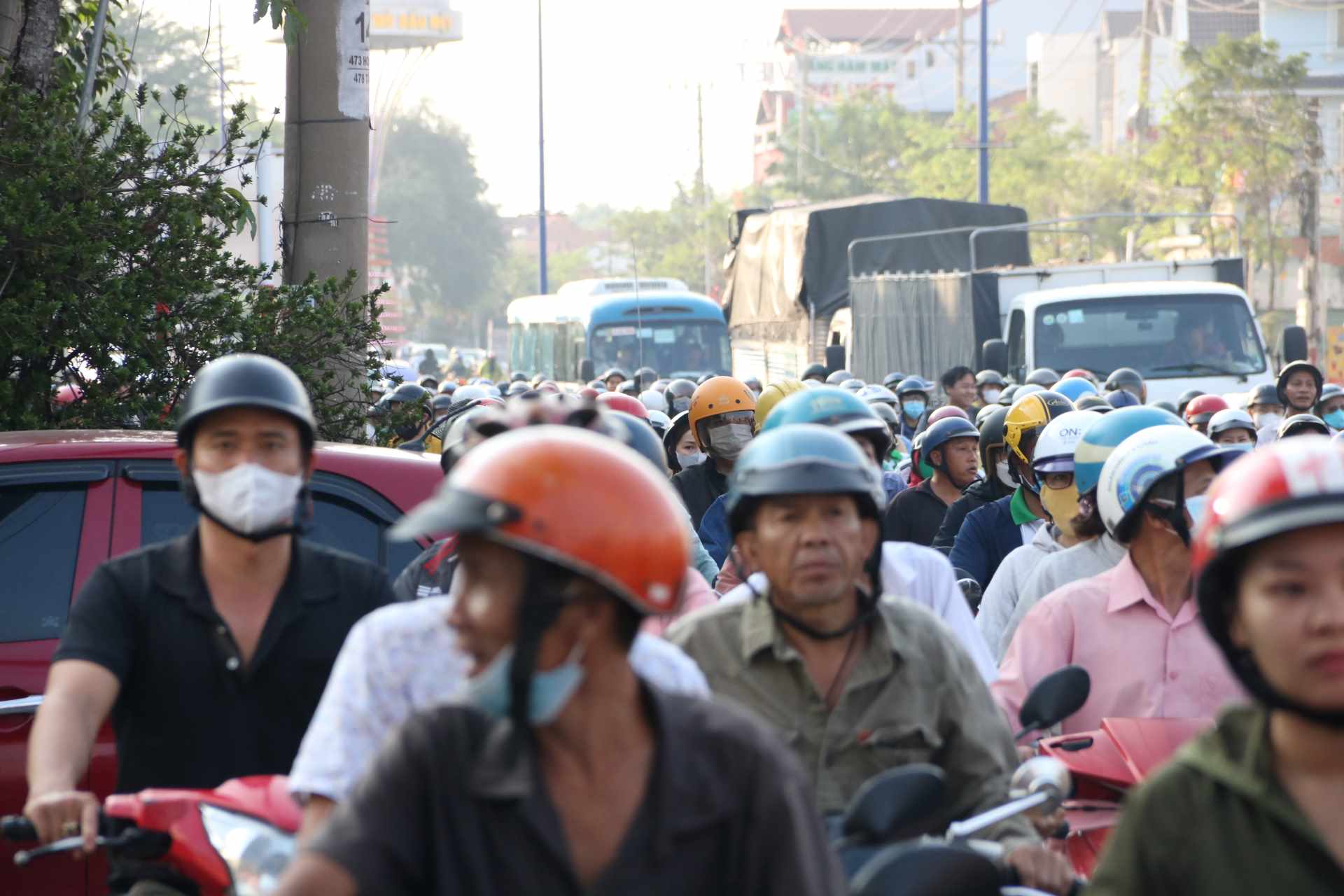 Lực lượng chức năng đã cắt cử người túc trực ở ngã năm Phước Kiến và nhiều ngã 3 khác trên Quốc lộ 13 để phân làn giao thông.