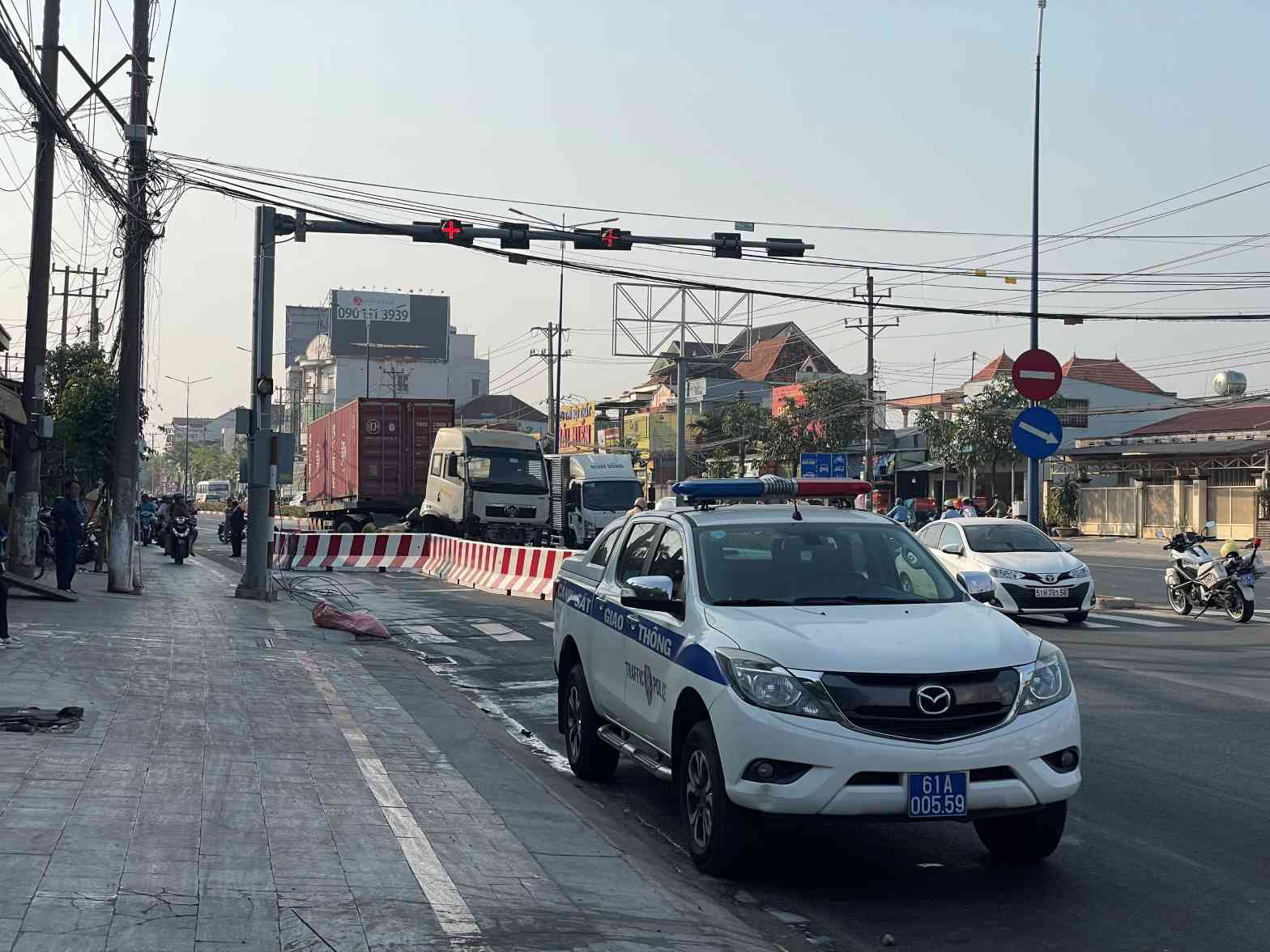 Đây là hiện trường vụ xe container đang lưu thông trên đường Quốc lộ 13 tông vào con lươn khiến giao thông bị ùn tắc đoạn qua khu phố 7 phường Hiệp Thành, thành phố Thủ Dầu Một tỉnh Bình Dương.