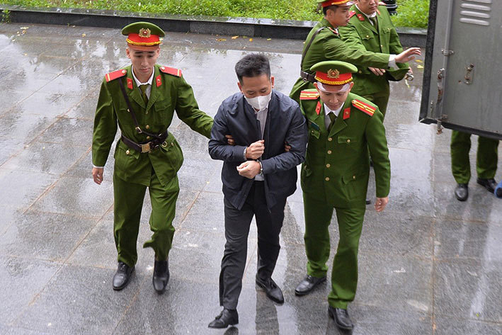 Giúp sức cho chủ tịch Tập đoàn Tân Hoàng Minh là 14 bị cáo khác. Ảnh: Quang Việt
