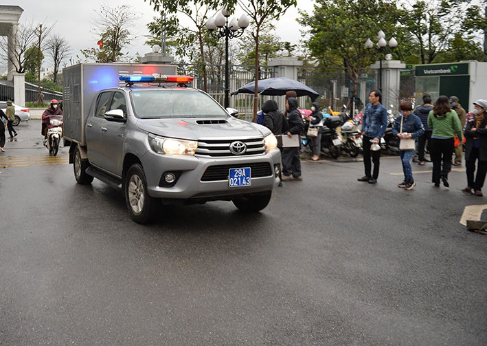 Chiếc xe đầu tiên chở bị cáo vụ Tân Hoàng Minh tới tòa. Ảnh: Quang Việt
