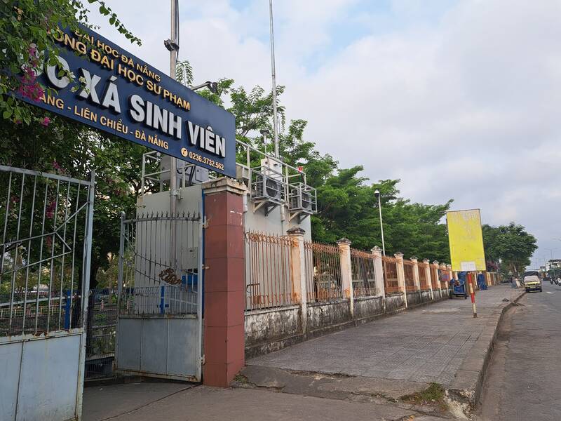 Hình ảnh đòi nợ dán trên cổng ký túc xá Trường đại học Sư phạm Đà Nẵng đã được tháo dỡ. Ảnh: Nguyễn Linh