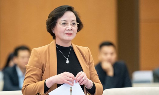 Bộ trưởng Bộ Nội vụ Phạm Thị Thanh Trà trình bày các tờ trình tại phiên họp. Ảnh: Phạm Thắng/VPQH