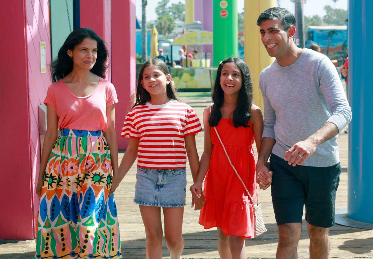 Vợ chồng Thủ tướng Anh Rishi Sunak và hai con trong kỳ nghỉ ở Santa Monica, California, Mỹ, ngày 3.8.2023. Ảnh: AFP
