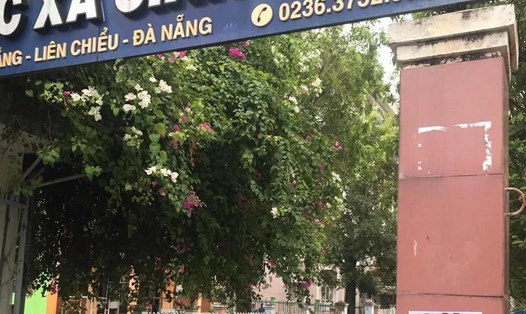 Tờ rơi xuất hiện trước cổng ký túc xá sinh viên Trường Đại học Sư phạm Đà Nẵng. Ảnh: Mỹ Linh