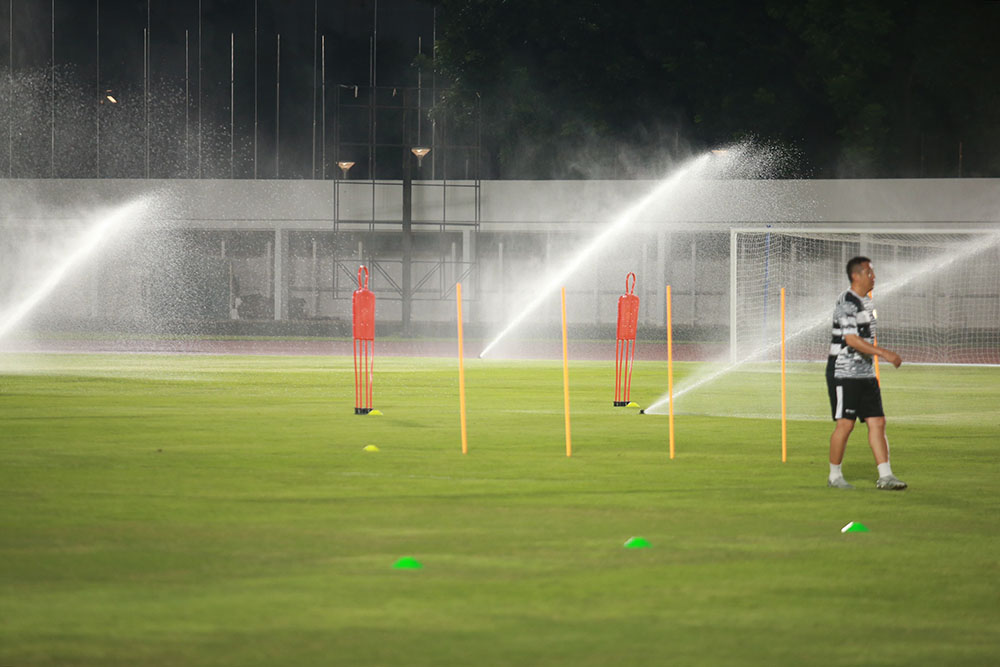 Ban quản lý sân liên tục tưới nước để bảo đảm chất lượng mặt cỏ.