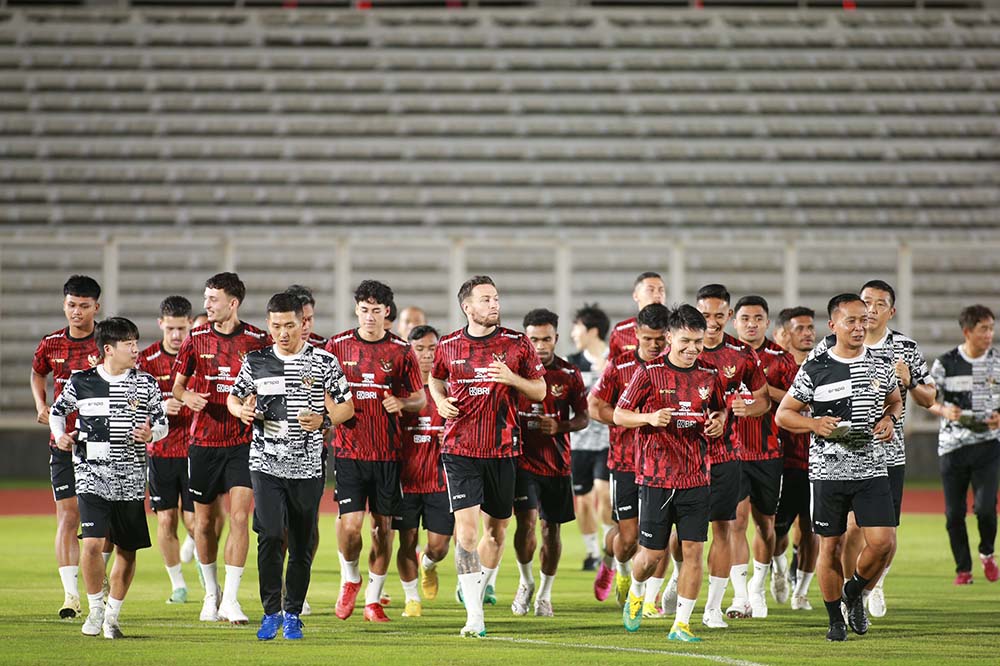 Đội tuyển chủ nhà Indonesia cũng đang tập luyện tại sân vận động Madya.