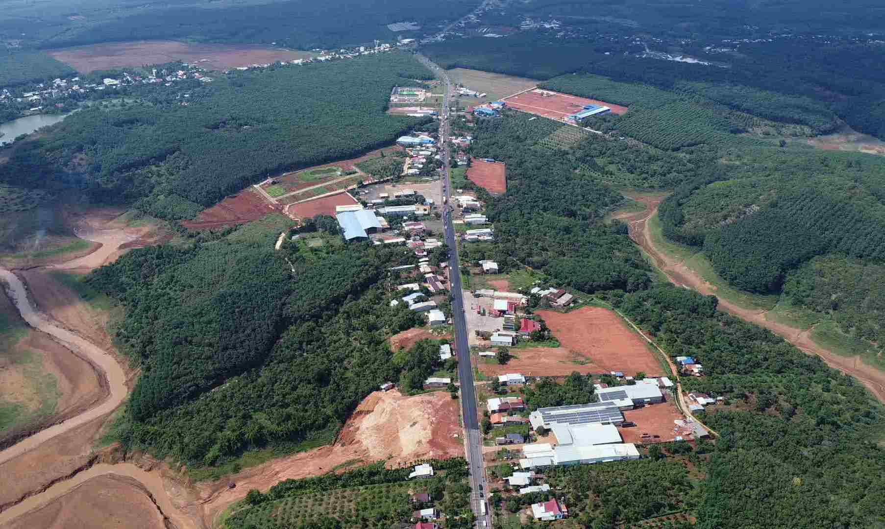 Đây là hình ảnh quốc lộ 14 qua địa bàn tỉnh Bình Phước. Tuyến giao thông huyết mạch kết nối Bình Phước với các tỉnh Tây Nguyên và khu vực Đông Nam Bộ.