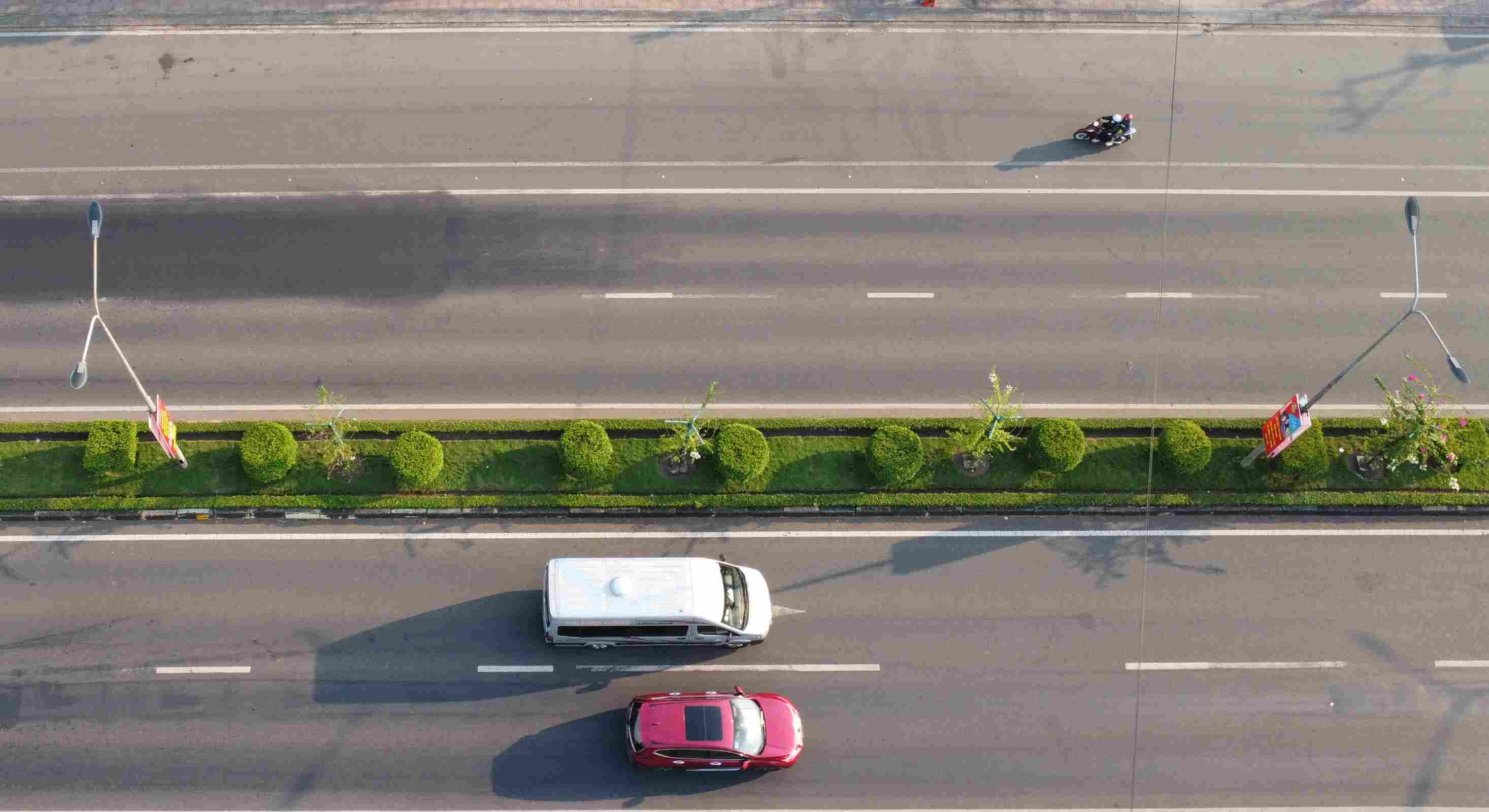 Đoạn qua thành phố Đồng Xoài được thiết kế 6 làn xe chạy. Có vỉa hè, cây xanh hai bên.