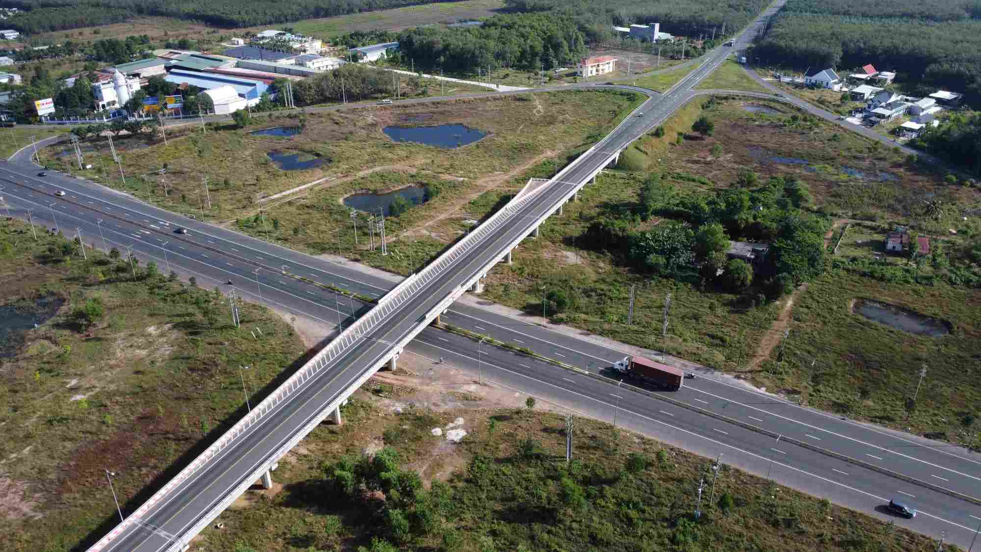 Đây là điểm quốc lộ 14 giao nhau với quốc lộ 13 - điểm cuối của quốc lộ 14 qua địa bàn tỉnh Bình Phước.