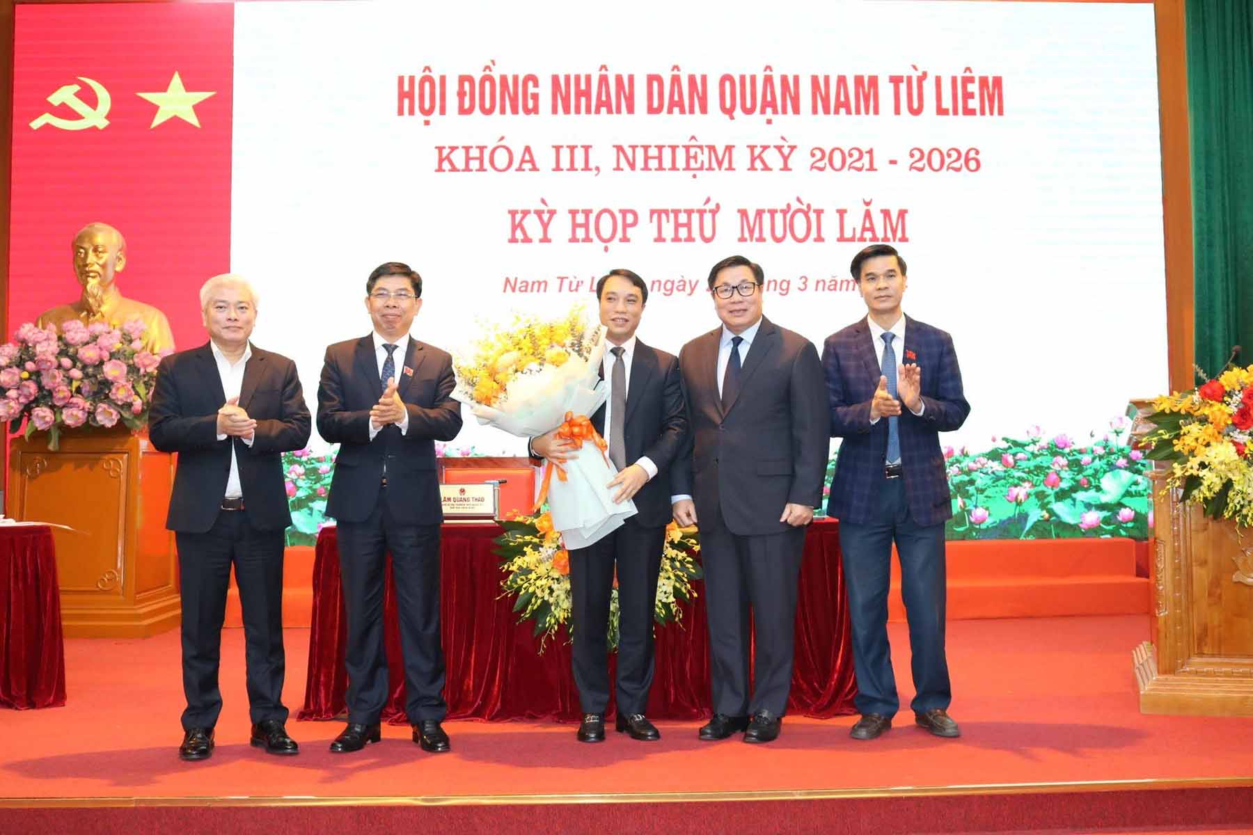 Các lãnh đạo quận Nam Từ Liêm tặng hoa chúc mừng Phó Chủ tịch UBND quận. Ảnh: Nguyên Hoa