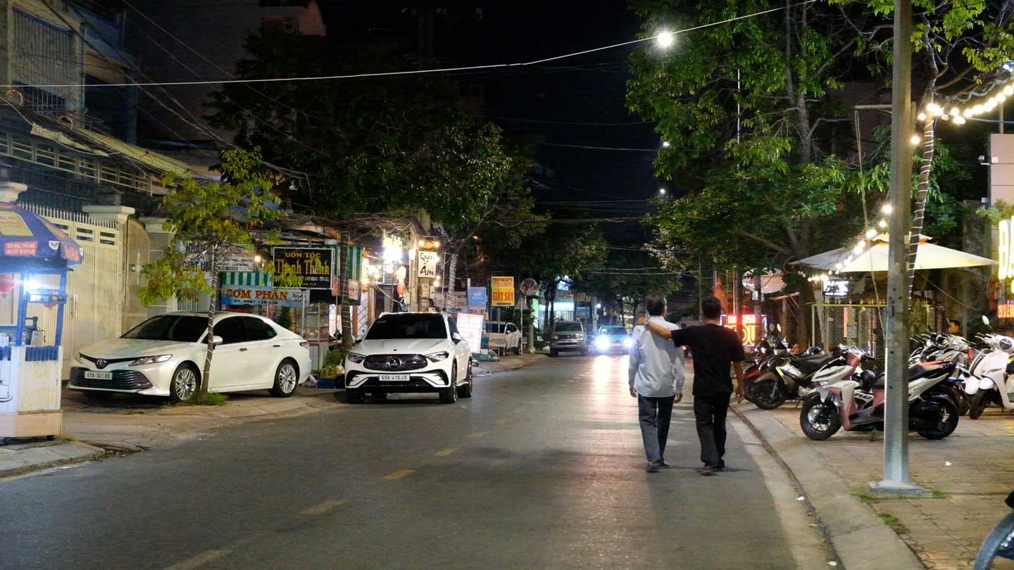 Ghi nhận tại tuyến phố đêm Lê Bình lúc 21 giờ khá vắng người qua lại.