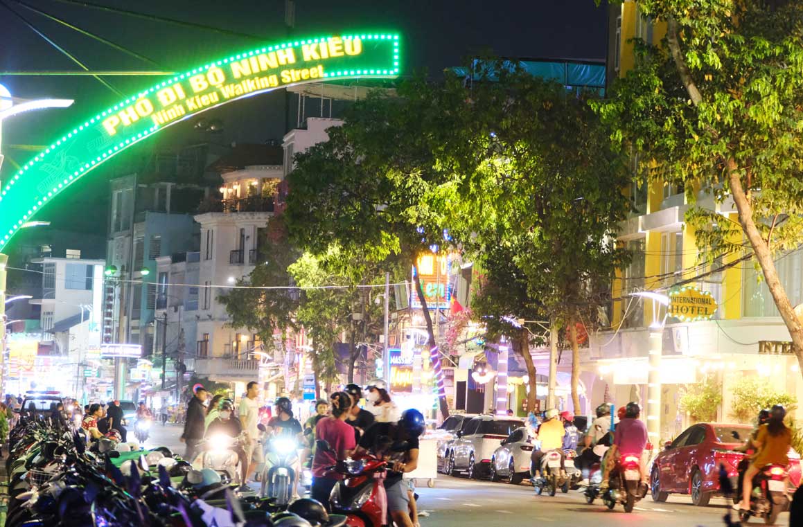 Việc kéo dài thời gian tổ chức các hoạt động dịch vụ từ 18 giờ tối hôm trước đến 6 giờ sáng hôm sau tại một số địa điểm như tuyến phố đi bộ Ninh Kiều, tuyến phố đêm Lê Bình, khu phố ẩm thực Hồ Xáng Thổi… đã tạo nhiều điều kiện thuận lợi cho việc vui chơi, giải trí của người dân lẫn du khách.