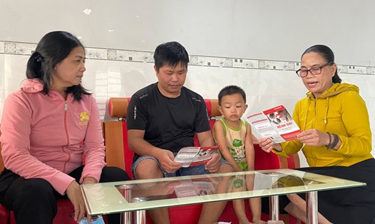 Cán bộ đến nhà dân ở Phú Yên tuyên truyền biện pháp ngăn ngừa bệnh dại. Ảnh: Tường Minh