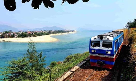 Đoàn tàu du lịch Huế - Đà Nẵng đón khách từ tháng 3. Ảnh: Phúc Đạt.