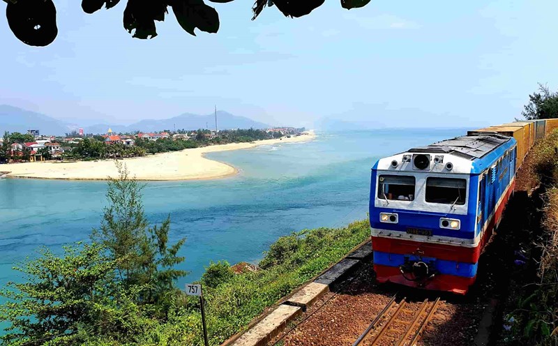 Đoàn tàu du lịch Huế - Đà Nẵng đón khách từ tháng 3. Ảnh: Phúc Đạt.