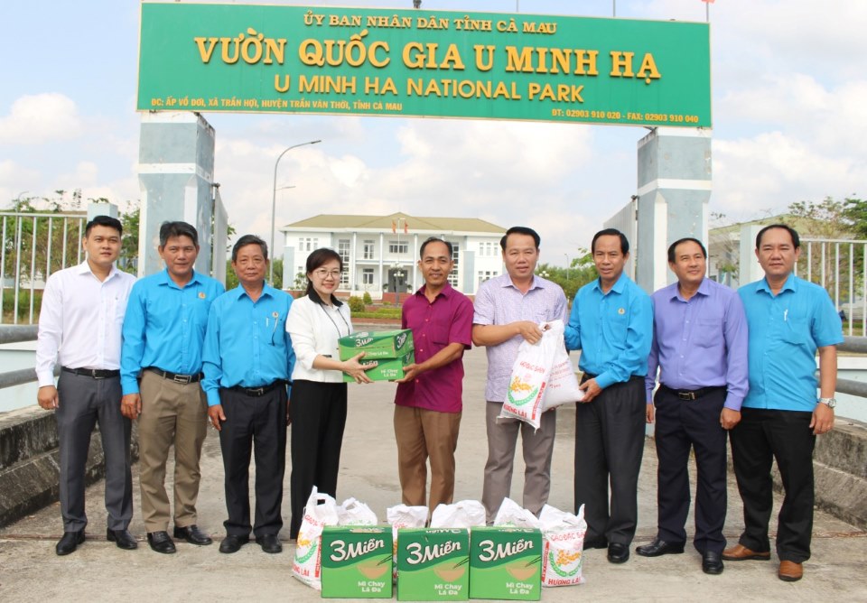 Đoàn công tác Công đoàn Viên chức tỉnh Cà Mau thăm, trao quà hỗ trợ lực lượng phòng, chống cháy rừng Vườn Quốc gia U Minh Hạ. Ảnh: Thiệu Vũ