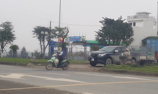 Nhiều lối đi tắt trên tuyến QL1A, (đoạn tránh thành phố Ninh Bình) được tự tiện tạo ra sau khi dải phân cách bị phá. Ảnh: Nguyễn Trường