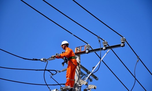 EVNSPC chỉ đạo các công ty điện lực phải hoàn thành công tác bảo trì, sửa chữa lưới điện trước 31.3.2024. Ảnh: EVNSPC