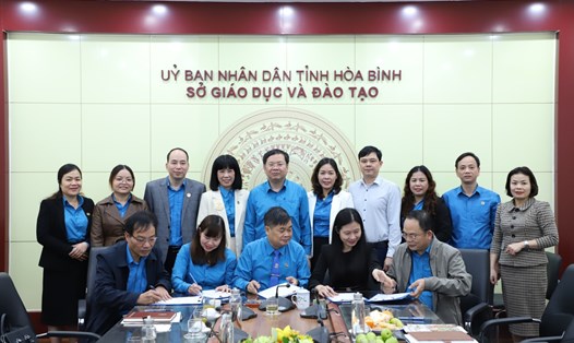 Khối Thi đua Công đoàn các ngành tỉnh Hòa Bình ký giao ước thi đua năm 2024. Ảnh: Minh Nguyễn