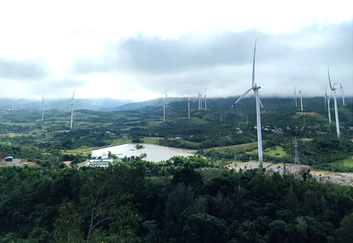 Nhà máy điện gió Gelex ở xã Hướng Linh. Ảnh: Hưng Thơ.