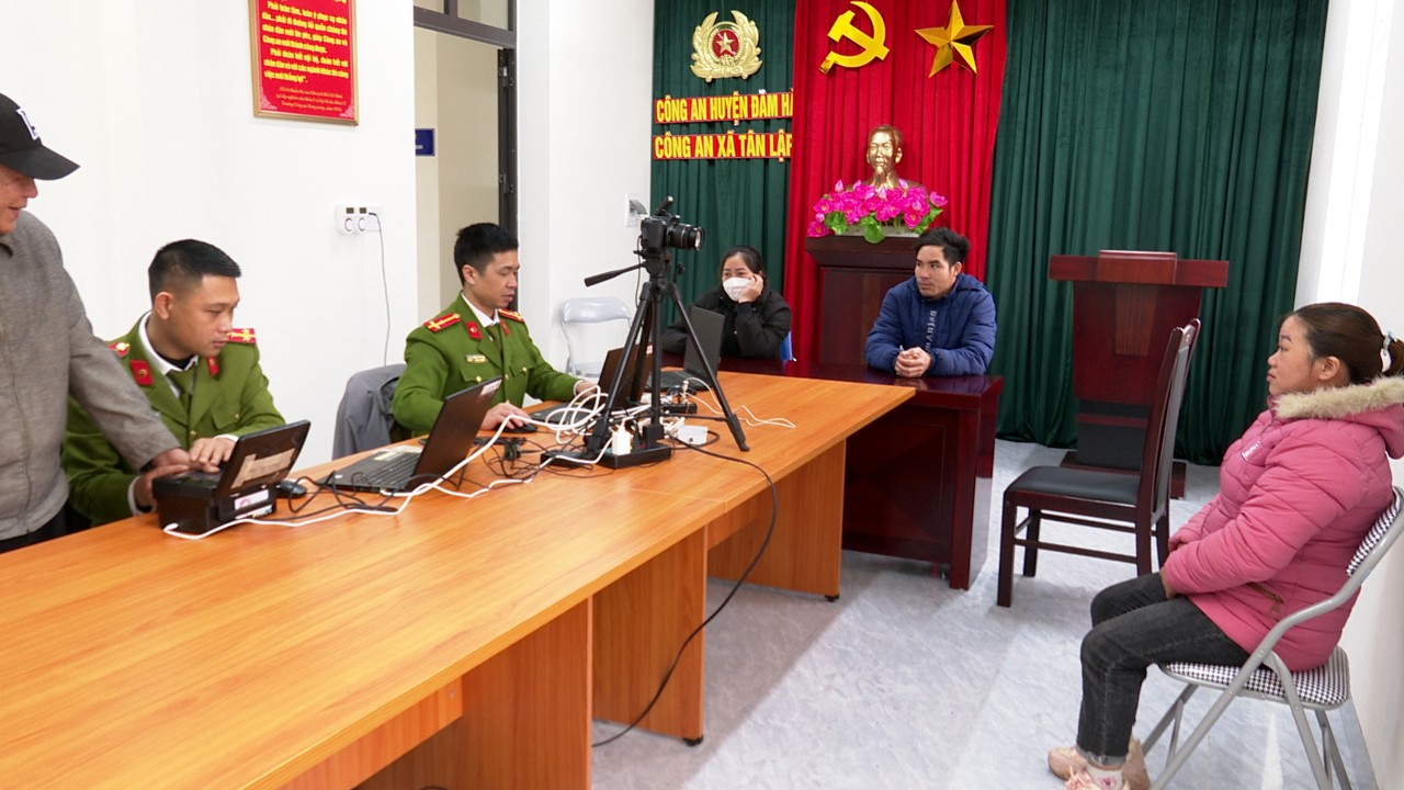 Cơ quan chức năng cấp Căn cước công dân cho người dân. Ảnh: Bộ Công an