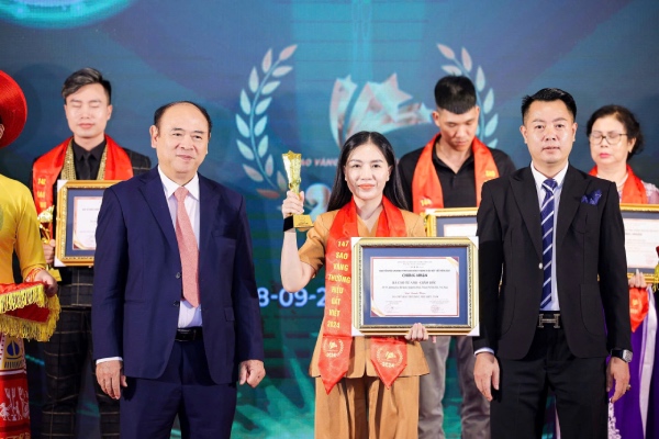 Thap Vi Xoang nhan duoc nhieu giai thuong cao quy