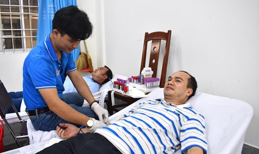 Một đoàn viên tham gia hiến máu tình nguyện. Ảnh: NVCC