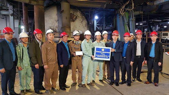 Lãnh đạo Công đoàn TKV thăm và tặng quà công nhân lao động. Ảnh: CĐ TKV