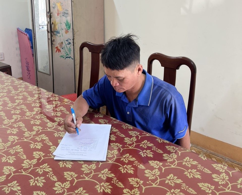 Ông Lê Đức Thắng (42 tuổi, ngụ phường Tân Thiện, thành phố Đồng Xoài) làm việc với cơ quan công an về vụ việc bạo hành cháu bé 9 tuổi. Ảnh: CACC