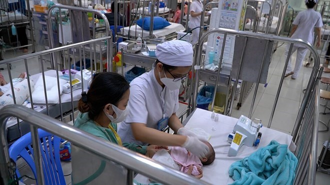 Bệnh nhi mắc bệnh về đường hô hấp được bác sĩ điều trị. Ảnh minh họa: Hương Sơn