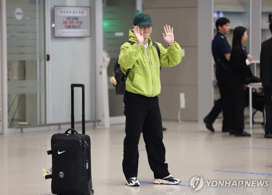 Lee Kang-in rạng rỡ tại sân bay. Ảnh: Yonhap News