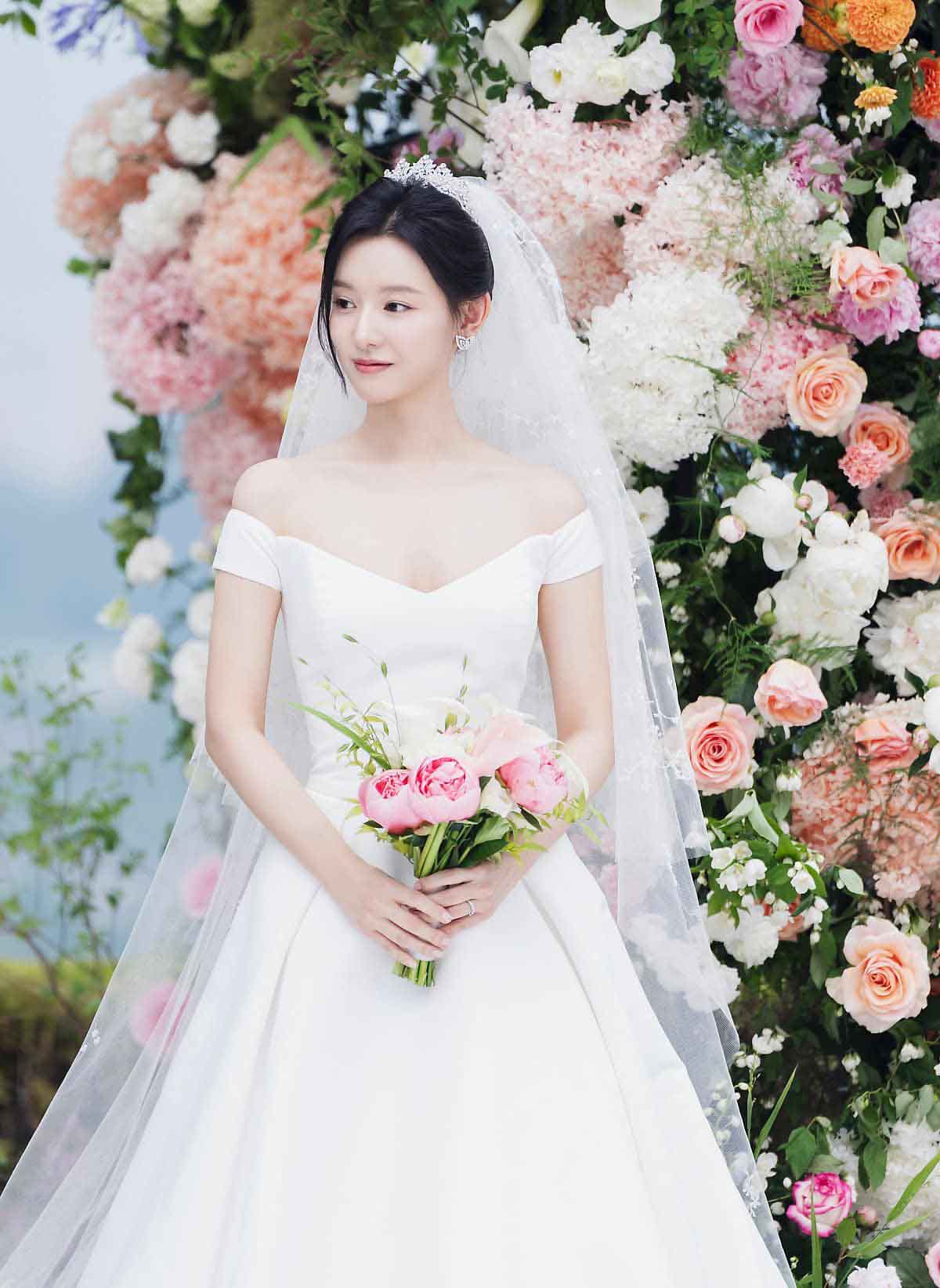 Trong phim “Nữ hoàng nước mắt“, Kim Ji Won nên duyên cùng Kim Soo Hyun. Cả hai được đánh giá là đẹp đôi, nhiều khán giả cũng tỏ ý ủng hộ nếu cả hai thành đôi thật ngoài đời. Trong phân cảnh hôn lễ, nữ chính Kim Ji Won khiến nhiều người trầm trồ bởi nhan sắc xinh đẹp và yêu kiều. Ảnh: Instagram. 