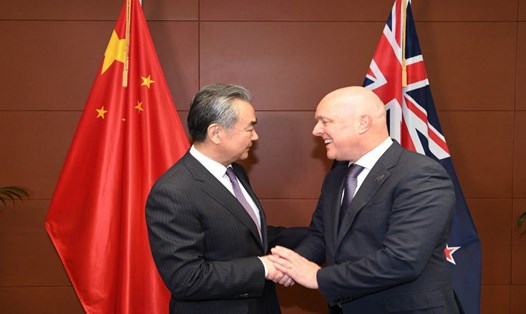 Thủ tướng New Zealand Christopher Luxon và Ngoại trưởng Trung Quốc Vương Nghị. Ảnh: Xinhua