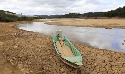 Hiện mực nước trên các sông suối đang giảm nhanh, một số nơi tại Lâm Đồng đã cạn kiệt nguồn nước. Ảnh: Mai Hương