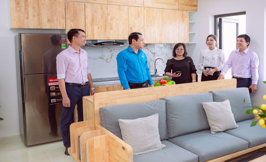 Chủ tịch LĐLĐ tỉnh Bình Định Hà Duy Trung (thứ 2 từ trái sang) tham quan căn hộ mẫu ở Khu thiết chế Công đoàn Bình Định. Ảnh: IEC