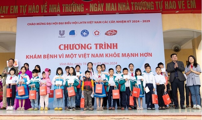 Đại diện nhãn hàng Lifebuoy và Hội thầy thuốc trẻ Việt Nam tặng 33 phần quà cho các em học sinh có hoàn cảnh khó khăn tại huyện Vĩnh Bảo, Hải Phòng. Ảnh: Lifebuoy Việt Nam