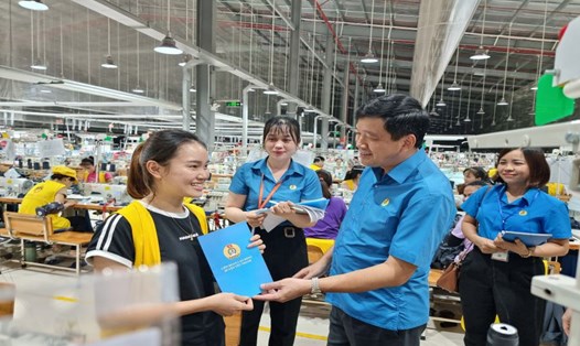 Chủ tịch LĐLĐ tỉnh Nghệ An Kha Văn Tám thăm, tặng quà động viên công nhân, lao động tại huyện Yên Thành. Ảnh: Quang Đại