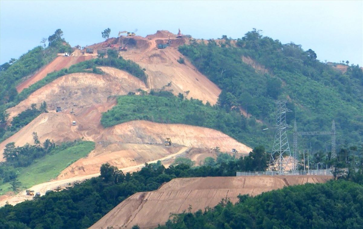 Xẻ núi, bạt đồi thi công dự án Nhà máy điện gió Amaccao Quảng Trị 1. Ảnh: Hưng Thơ.