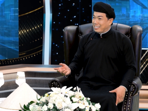 Diễn giả Hồ Nhựt Quang giải thích nguồn gốc và ý nghĩa tên gọi áo bà ba trong chương trình "Kính đa chiều". Ảnh: Kính đa chiều