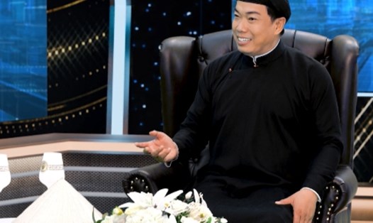 Diễn giả Hồ Nhựt Quang giải thích nguồn gốc và ý nghĩa tên gọi áo bà ba trong chương trình "Kính đa chiều". Ảnh: Kính đa chiều