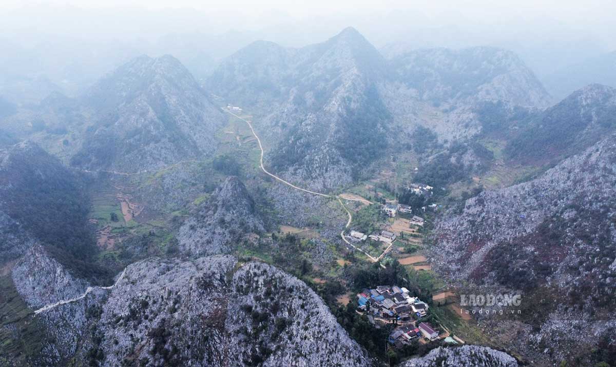 Lực lượng Bộ đội Biên phòng (BĐBP) tỉnh Hà Giang hiện quản lý trên 277 km đường biên giới tiếp giáp hai tỉnh Vân Nam và Quảng Tây (Trung Quốc) với địa hình hiểm trở, chia cắt trải dài tại 7 huyện, với 32 xã và 2 thị trấn, dân số trên 113.000 người trong đó chủ yếu là đồng bào dân tộc thiểu số.