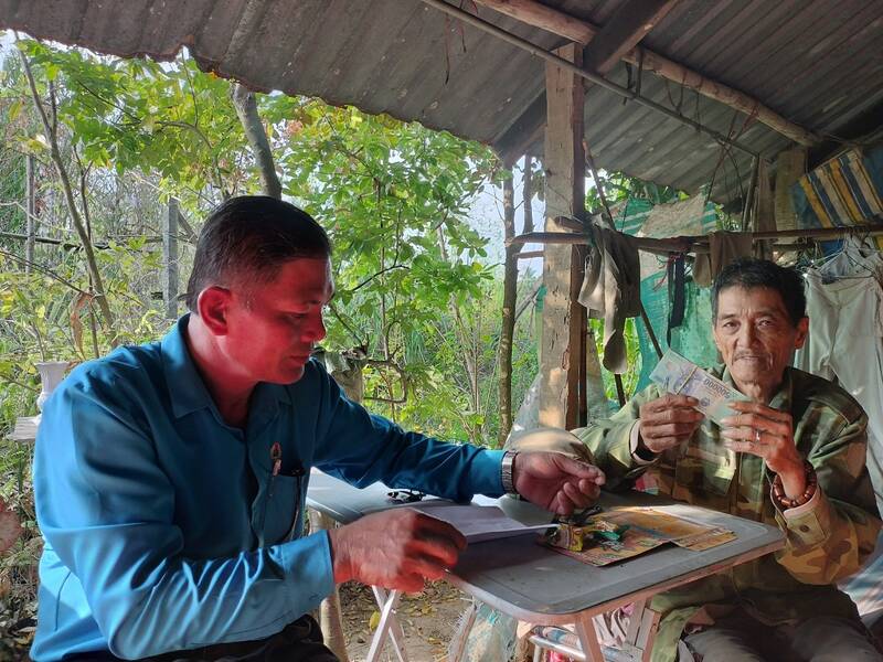 Quỹ XHTT Tấm lòng Vàng đã trao số tiền của bạn đọc Báo Lao Động đóng góp gửi đến ông Nguyễn Trọng Hiếu, ở tỉnh Vĩnh Long. Ảnh: Hoàng Lộc